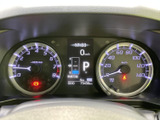 速度やシフト位置、燃料残量など、運転に必要な情報を中央画面と左右のメーターで確認できます。表示がひとまとまりになっており、走行前や停車時のチェックにも便利です。