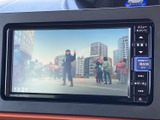 現在地周辺の道路や施設を画面で確認でき、目的地までのルートを把握する際に便利です。地図の表示切替も選べるため、行き先に合わせて見やすく活用できます。