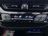 デュアルオートエアコンで運転席、助手席それぞれお好みの温度設定で快適に!