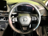 インテリアに合わせたデザインのステアリングは、運転される方のことも考え、運転しやすい形状、大きさです。是非一度、実際に触ってお確かめください。