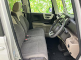明るい色合いの内装に、落ち着いたグレーのシートが調和した運転席まわりです。シートはゆったりした形状で、前方の視界も広く感じられます。乗り降りしやすい開口部も便利です。