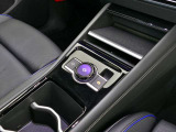 新型車特有の「ドライビング・エクスペリエンス・コントロール」機能スイッチです。ドライビングプロファイルの設定、オーディオの設定、車内ライティングなどをスマートに操作可能です!