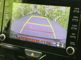 後方の映像とガイド線を画面で確認でき、駐車時の位置合わせをサポートします。周囲を直接確認しながら後退できるため、狭い駐車場や車庫入れの際にも心強い装備です。