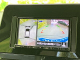 後方映像に加えて車両周辺の様子も画面で確認でき、駐車時の安全確認をサポートします。目安となるガイド表示も備わり、周囲を見ながらゆっくり後退したい場面で便利です。