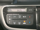 【オートエアコン】一度お好みの温度に設定すれば、車内の温度を検知し風量や温度を自動で調整。暑い&hellip;寒い&hellip;と何度もスイッチ操作をする必要はありません。快適な車内空間には必須の機能ですね♪