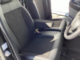 フロントシートです!!ベンチシートなので座席の移動もスムーズに出来ます!!足元も広く運転も楽ですよ!!
