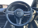 手元に複数のスイッチが備わり、運転姿勢を保ちながら各種操作を行いやすい構成です。メーターも視界に収まり、運転中に必要な情報を確認しやすいレイアウトとなっています。