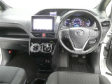 運転席からの視界はこんな感じです☆お気軽にご来店いただき、実際に座って是非お確かめください。ドライバーに寄り添う快適な操作フィールをもたらすステアリングです。