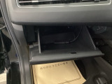 【グローボックス】助手席の前にあるグローボックスです。小物の収納に便利です。