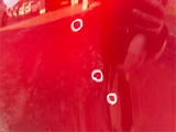 運転席側フロントバンパー側面に複数の小傷がございます。