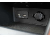 インパネの下方に「USB電源&times;2」・「アクセサリー12V電源ソケット」ももあります、スマホなどを置けるスペースもあって使いやすいです