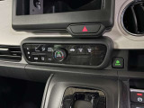 車内の温度を快適に調整するオートエアコンが装備されております。
