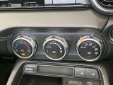 【オートエアコン】一度お好みの温度に設定すれば、車内の温度を検知し風量や温度を自動で調整。暑い&hellip;寒い&hellip;と何度もスイッチ操作をする必要はありません。快適な車内空間には必須の機能ですね♪