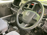 運転席まわりは前方を見渡しやすく、シートや足元も確認しやすい配置です。乗り降りの際にも室内の様子を把握しやすく、日々の移動を支える実用的な空間としてお使いいただけます。
