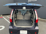 リヤシートは、分割して倒せるので、乗員や荷物に合わせてアレンジ可能です。