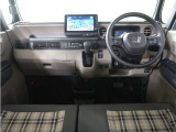 ◆インテリアパネル◆視界広々で非常に運転しやすくロングドライブでも疲れを感じさせないすっきりとまとまったインパネ周りです。