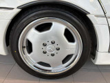 メルセデス・ベンツ中野 ALL TIME STARSはショールーム内でメルセデスベンツを代表する数々の名車グラフィックを設置しお客様に【ALL TIME STARS】の世界観を心ゆくまでお楽しみいただける空間を目指しております!