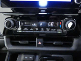 オートエアコン装備ですので常にお好みの温度に調整ができ車内を快適な空間に保ってくれます。