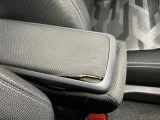 肘置きの布面が?がれておりますが、成約時交換してご納車いたします。