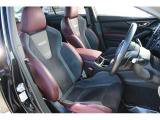 運転席シート、オプションのRECAROシートを装備!専用設計レカロシートは起毛の向きまで座面と背面で変えていて滑りにくい作りになっています。また後席もレカロ専用のスエード調のシートに変更され豪華仕様に