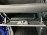 【グローブボックス】収納スペースが沢山あるので車内が散らからずに助かります。ちょっとした物を入れるのにいいですね♪