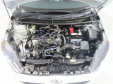 車にとって、とても大切な部分のエンジンルーム。綺麗に清掃済みで安心です。