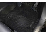 フロアマット標準装備。車内を清潔に保ちます。