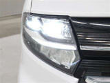 ハイビームで走行中、対向車を検知し操作することなく部分的に遮光する、ADB(アダプティブドライビングビーム)を装備。対向車に眩しい思いをさせることなく、ハイビームの視認性を確保します。