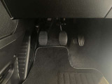 使用感の少ないペダルまわり。低走行車らしい状態を保っています。