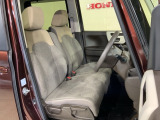 乗降がしやすい運転席。高さが調節できて小柄な方でも運転しやすいポジションをとることができます。
