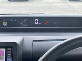 速度やシフト位置などの情報が前方の視線の先に集まり、運転中も確認しやすい配置です。必要な表示をひと目で把握しやすく、日々の運転を落ち着いてサポートします。