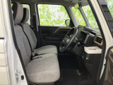 前席はゆったりとした座面と背もたれで、運転席・助手席ともに落ち着いて過ごせる空間です。大きな窓から外の様子を確認しやすく、乗り降りもしやすい室内です。