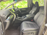運転席まわりは前方を見渡しやすく、シートやセンターコンソールが手の届きやすい位置にまとまっています。乗り込んだ際に落ち着いて過ごせる、ゆとりある空間です。