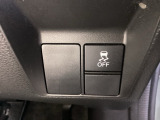 VSA装備車です。VSAはドライバーの操作と車の動きを見守っています。もし車の挙動が乱れたとき、4輪別々にブレーキをかけたり、エンジンパワーをしぼることによって車を安定させます。