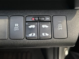 両側電動スライドドアです。リモコンや運転席スイッチ、ドアハンドルの操作で自動開閉。お子さまを抱きかかえている時や荷物の多い時などに便利です。