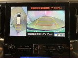 【パノラミックビューモニター】映像で、見づらい車両周辺の確認をアシスト。クルマを真上から見ているような映像を表示。 運転席から確認しにくい車両周囲の状況を把握。