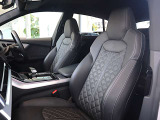 高級家具のような質の高いレザーを採用するのはAudiのクルマづくりの哲学のひとつです。体の大きなドイツ人が座っても頑丈な耐久性があります。シートヒーター付きですので冬でも大変心地良く運転をして頂けます