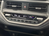【オートエアコン】一度お好みの温度に設定すれば、車内の温度を検知し風量や温度を自動で調整。暑い&hellip;寒い&hellip;と何度もスイッチ操作をする必要はありません。快適な車内空間には必須の機能ですね♪