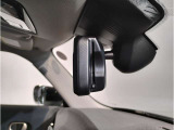 【ミラー内蔵ETC】BMWのETCシステムはルームミラー内蔵型となります。ルームミラー配置により収納スペースを確保しています。