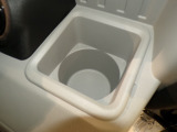 運転席の届きやすいところにドリンクホルダーがついています。視線をそらすことなく手に取れるので運転に集中できて安心ですね。