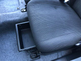 助手席下のシートアンダーボックス。運転用のシューズを入れたり、ちょっとした常備品をそっと収納したりと使い方は貴方次第