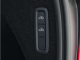 オートレベライザーは走行中に車両のサスペンションと衝撃吸収特性を自動的に制御して、快適性と機能性を最適な状態に保ちます。荷積みや乗り降りをしやすくするために、手動で車高を調節することもできます。
