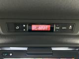 【 左右分離型フルオートエアコン 】運転席と助手席でそれぞれお好みの温度設定が可能で全席にも適切な空調をお届け致します。