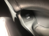 【充電用USBポート】スマホなどの充電に便利なUSBポートがついています!