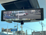 【スマートルームミラー】バックドアについてますカメラと連動して、後方の映像がルームミラーに映ります。