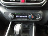 使用頻度の高いスイッチを運転席側にレイアウトした、オートエアコンです。