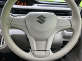 手に触れるステアリングは、握りやすさに配慮された形状で、運転姿勢を整えやすい設計です。中央にはエアバッグの表示があり、毎日の運転を支える装備が備わります。