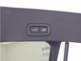 テールゲートには、スイッチ一つで開閉可能な電動開閉機能を装備。また、リアバンパーの下で足を動かすだけで開閉できる、ハンズフリー・オープニング/クロージング機構も搭載しています。