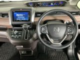 【ハンドル】運転にかかわる様々な操作を安全に行えるように視点移動が少なく操作性に配慮されたスイッチ類が凝縮されたコックピットです。