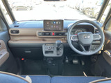 運転席から前方を見渡しやすい視界で、メーターや画面も目に入りやすい配置です。落ち着いた色合いのシートとすっきりした足元で、毎日の運転にもなじみます。